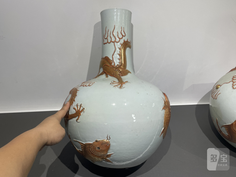 清光绪 粉彩浮雕鱼化龙纹天球瓶一对 - 图4